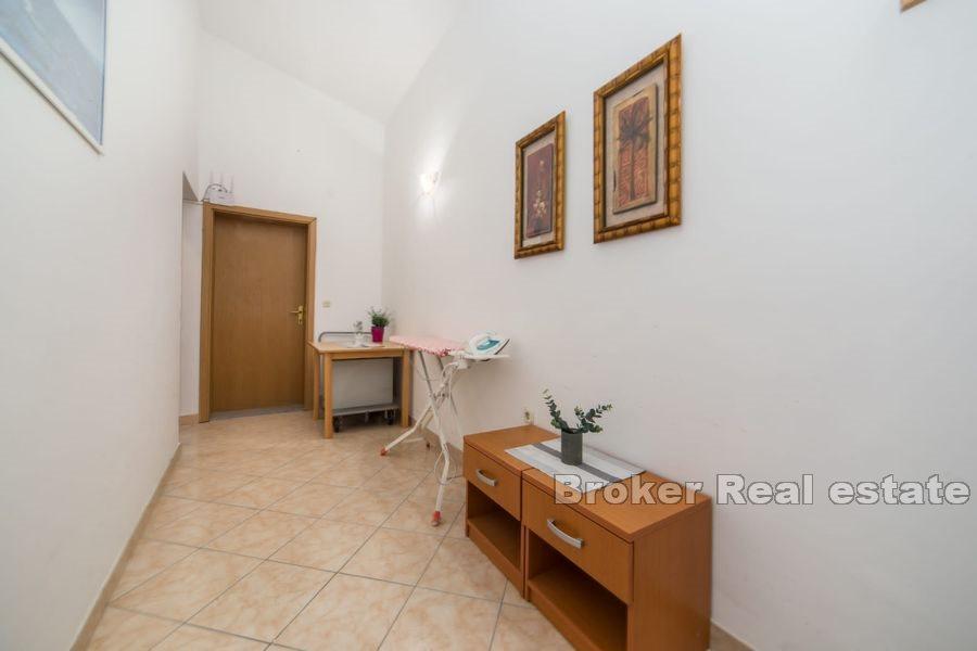 Dom z apartamentami z widokiem na morze