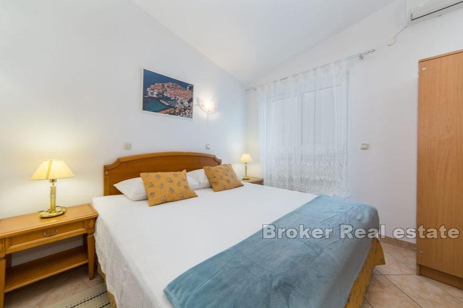 Dom z apartamentami z widokiem na morze