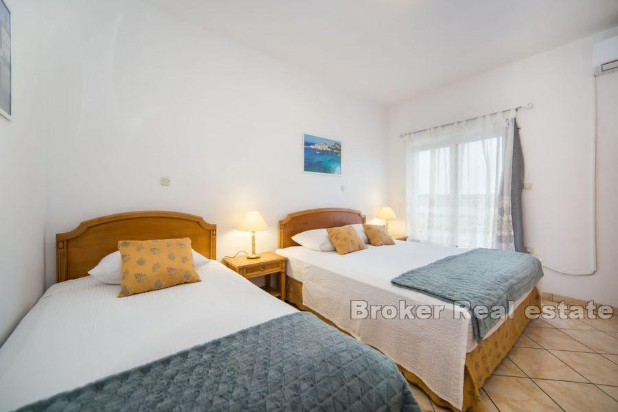 Dom z apartamentami z widokiem na morze