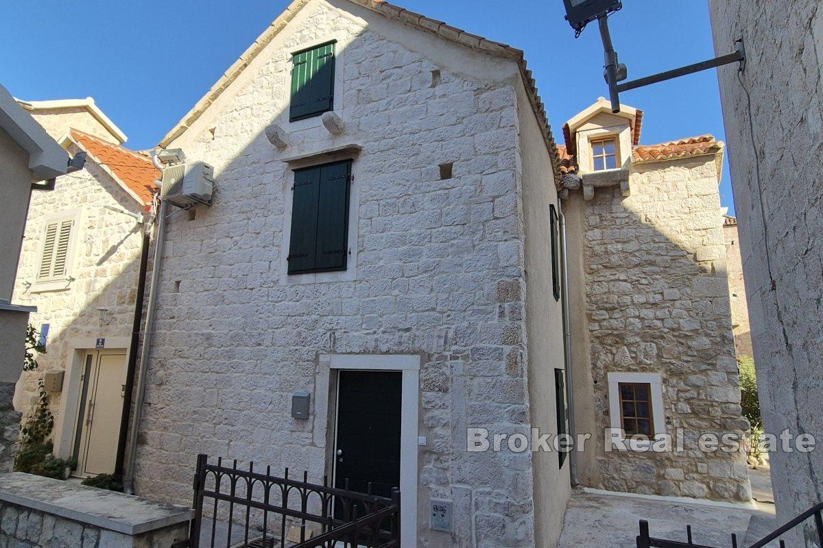 001-2016-510-Kastela-Renovated-stone-house-near-the-sea-for-sale