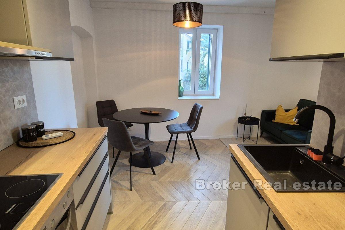 Renovert steinhus nær sjøen