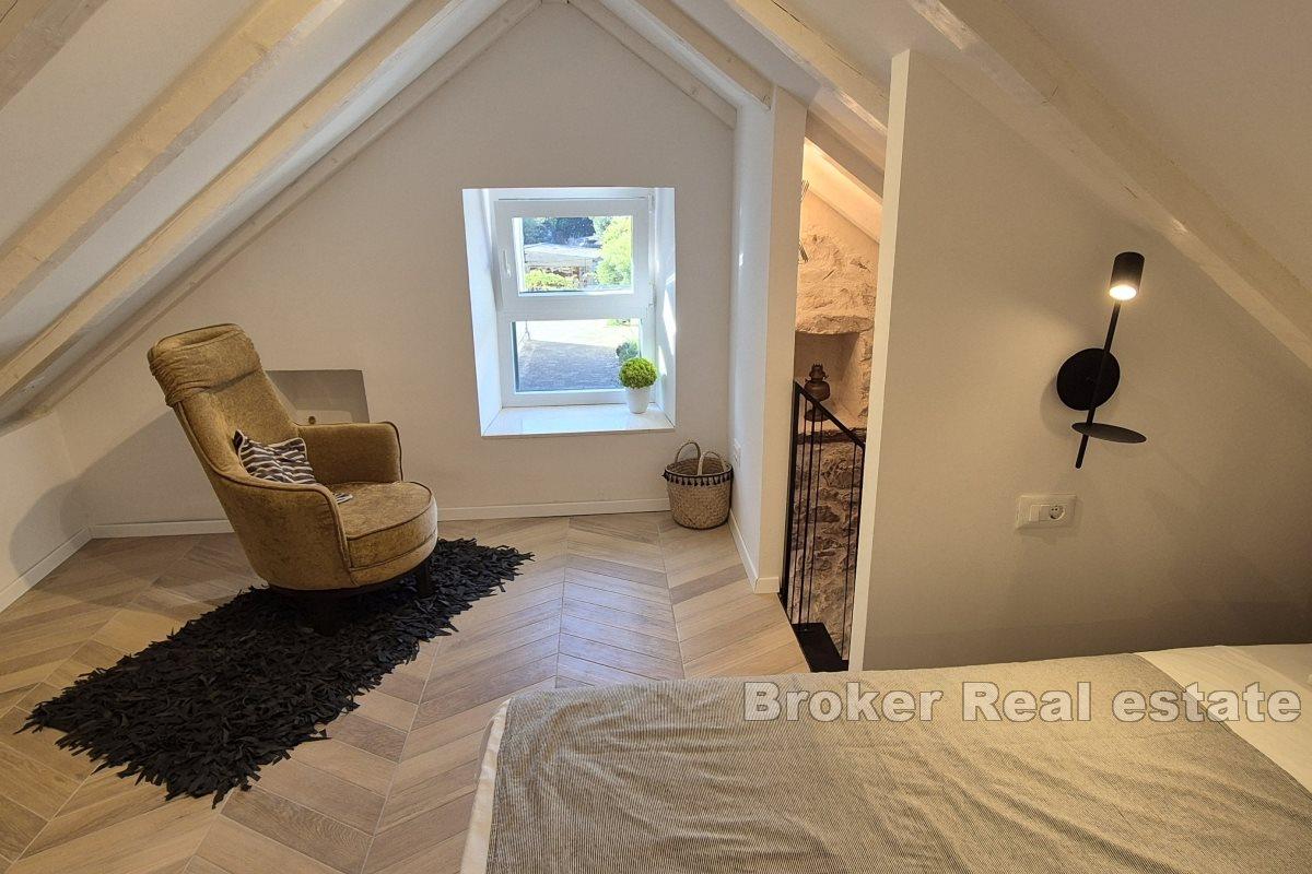 Renovert steinhus nær sjøen