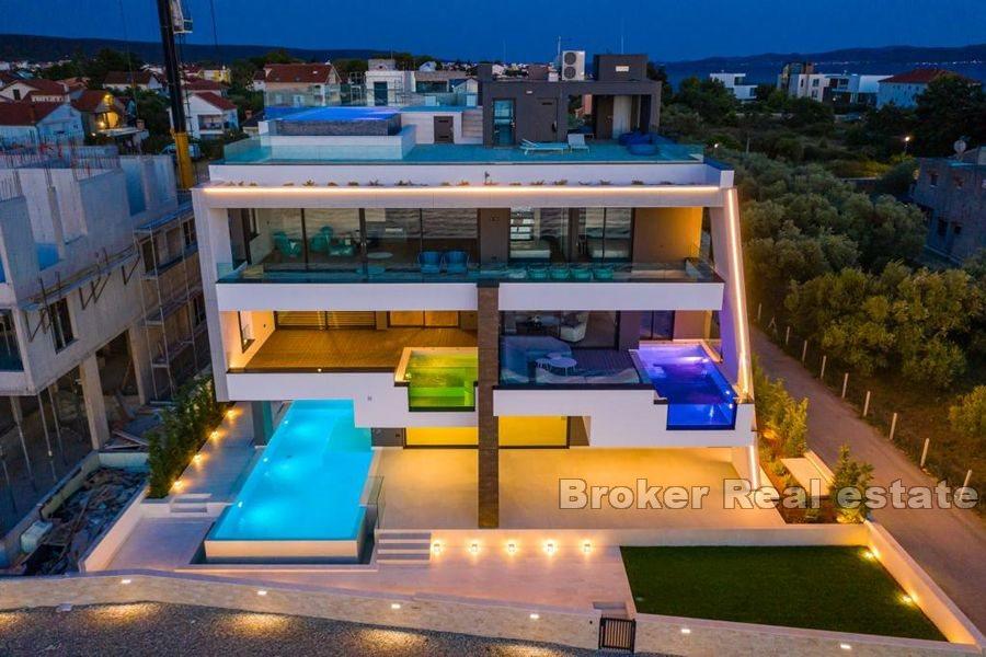 Spacious apartment in the first row to the sea