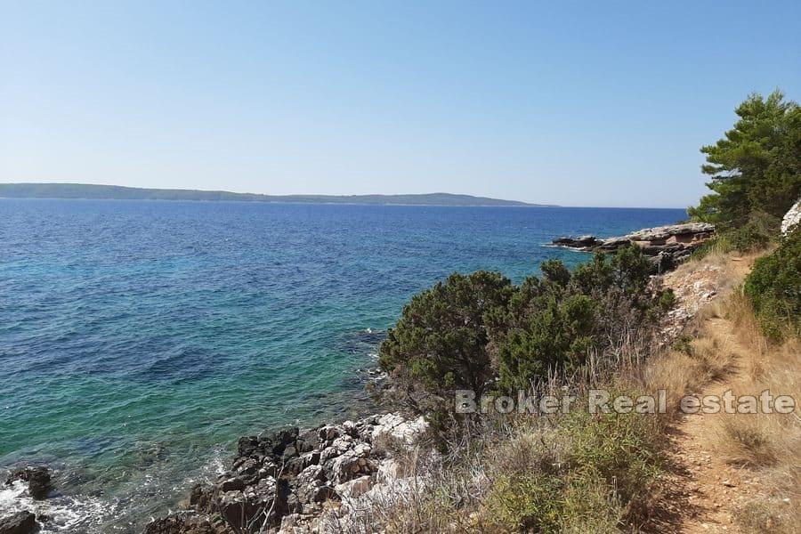 Casa a un piano su un grande terreno in riva al mare