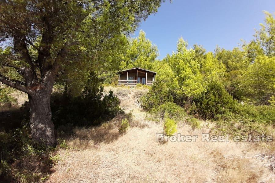 Casa a un piano su un grande terreno in riva al mare