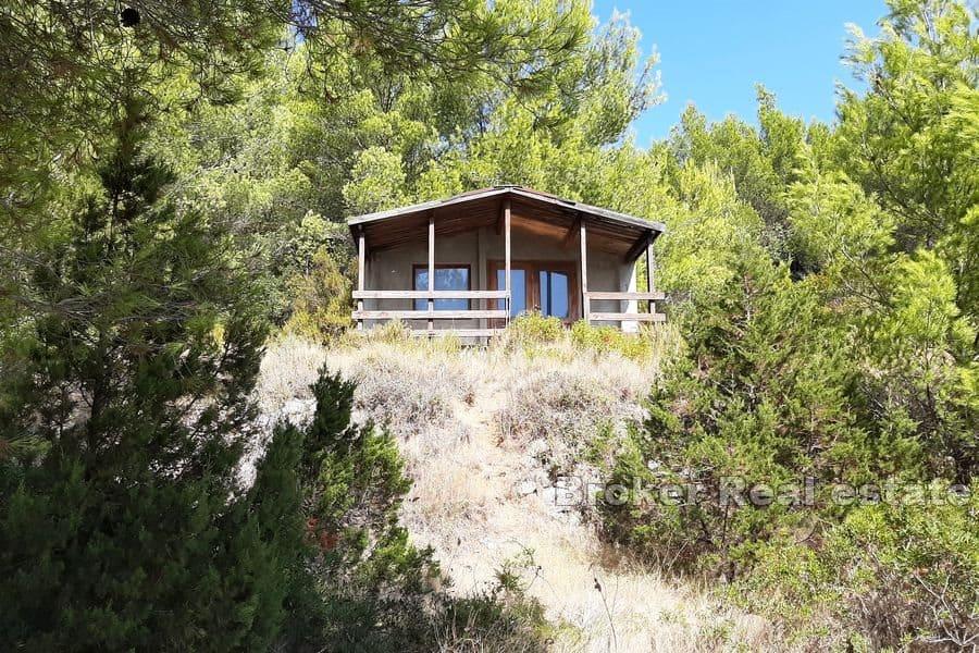 Casa a un piano su un grande terreno in riva al mare