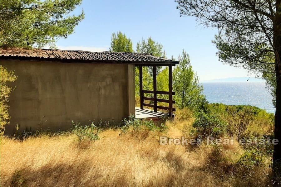 Casa a un piano su un grande terreno in riva al mare