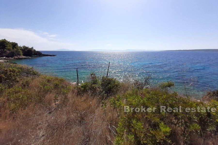 Enplanshus på rymlig tomt vid havet