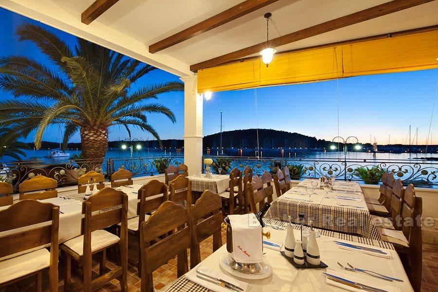 Rogoznica, une belle maison en pierre avec un restaurant