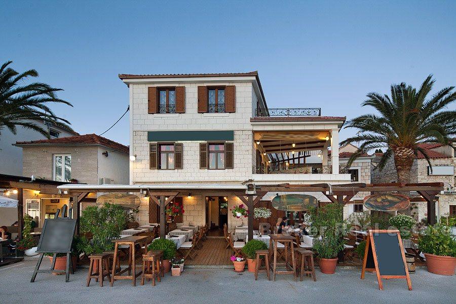 Rogoznica, ein schönes Steinhaus mit einem Restaurant