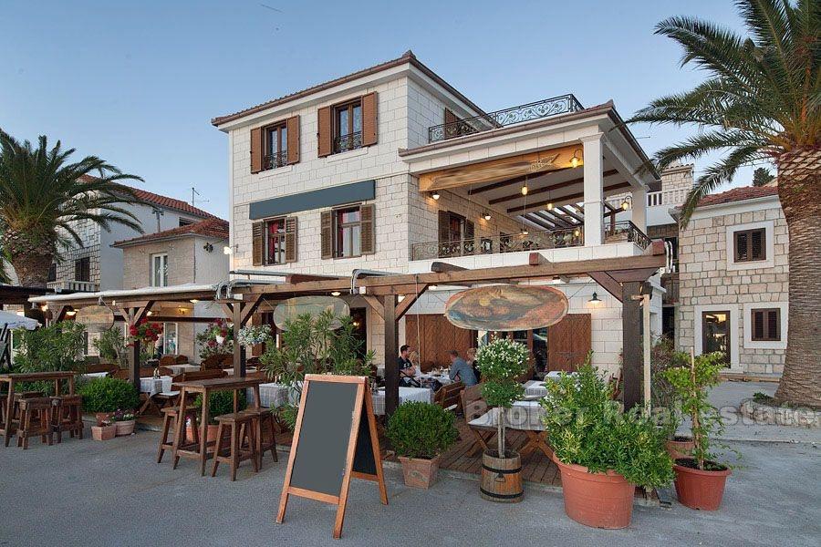 Rogoznica, ein schönes Steinhaus mit einem Restaurant