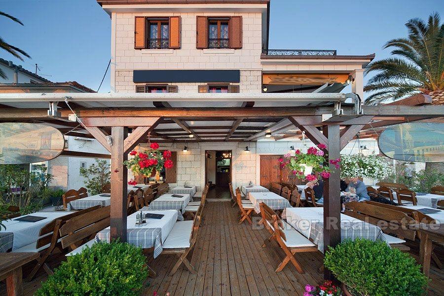 Rogoznica, piękny kamienny dom z restauracją