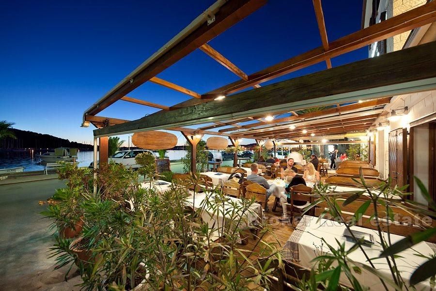 Rogoznica, piękny kamienny dom z restauracją