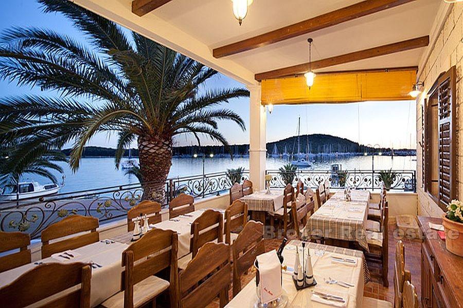 Rogoznica, krásný kamenný dům s restaurací