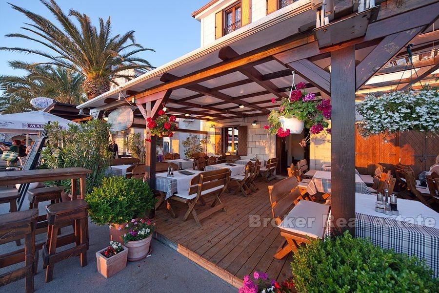 Rogoznica, piękny kamienny dom z restauracją