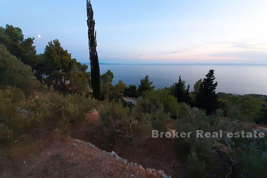 Building plot with an open sea view
