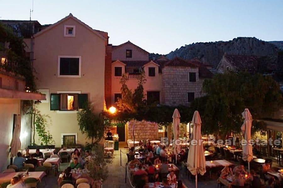 Restaurace ve starém městě