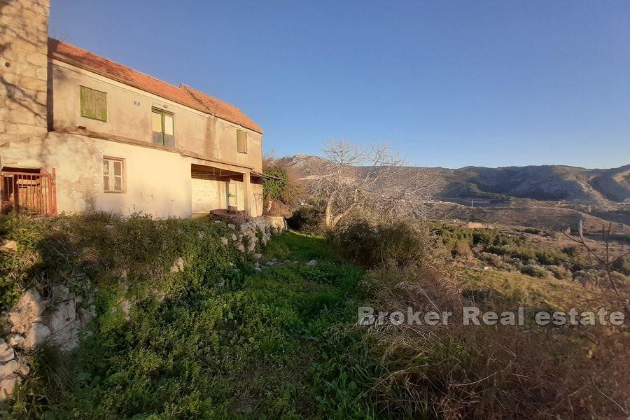 Semi-detached house for renovation