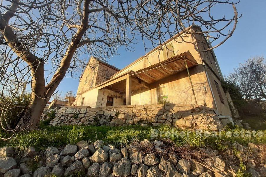 Semi-detached house for renovation