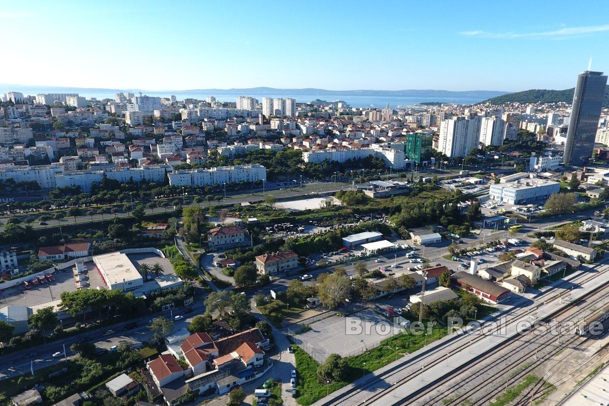 Stavební pozemek se stávajícím zázemím