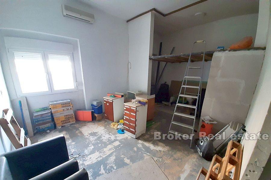 Lučac, espace bureau avec parking