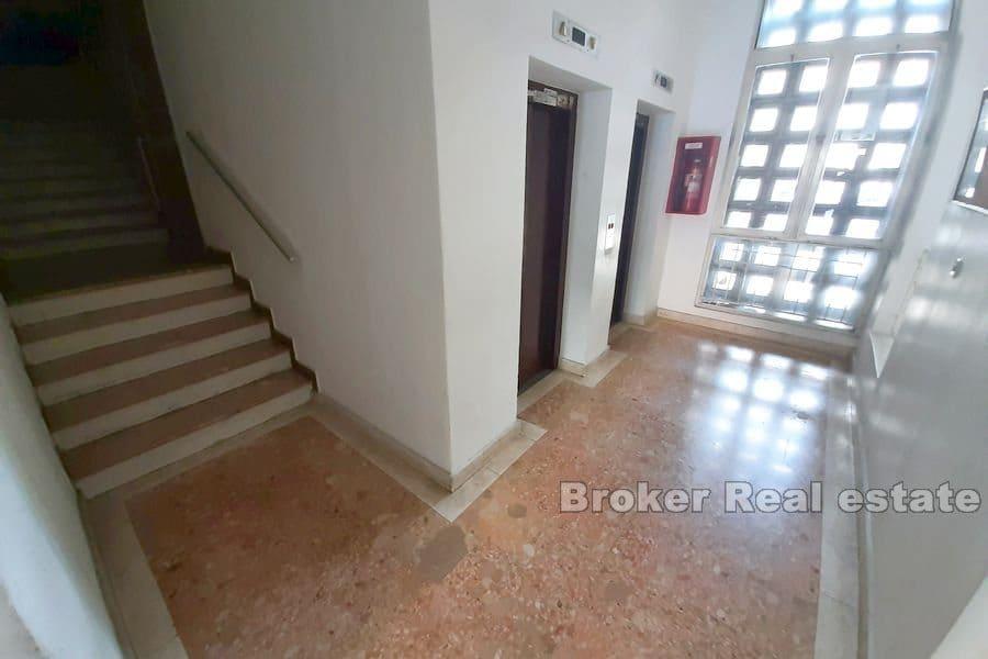 Lučac, office space with parking space