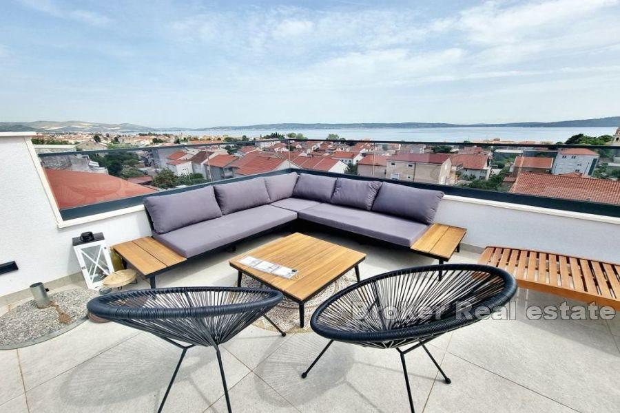 Modern takvåning med vacker utsikt