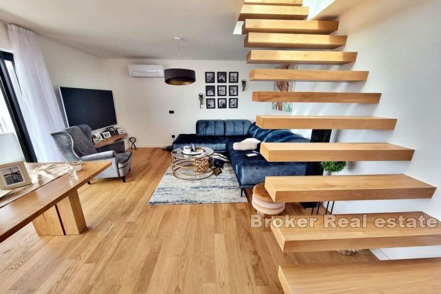 Modern takvåning med vacker utsikt