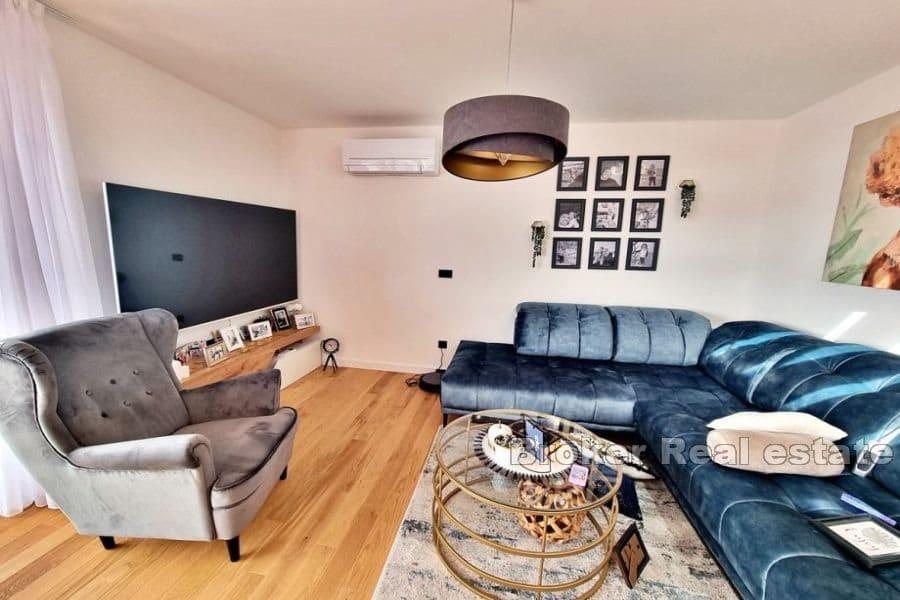 Modern takvåning med vacker utsikt