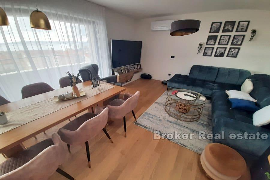 Modern takvåning med vacker utsikt