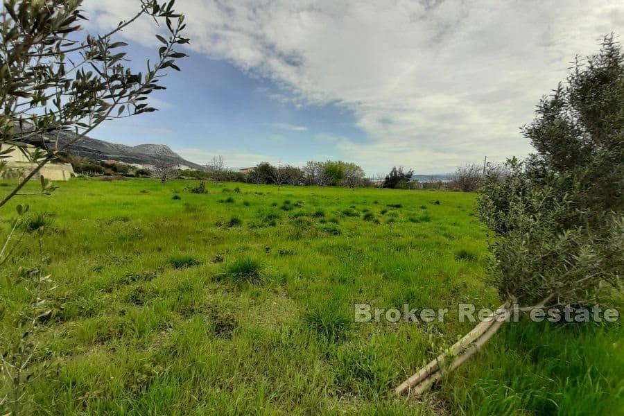 Romslig byggetomt med havutsikt