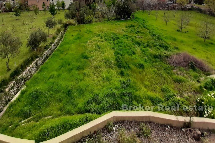 Romslig byggetomt med havutsikt