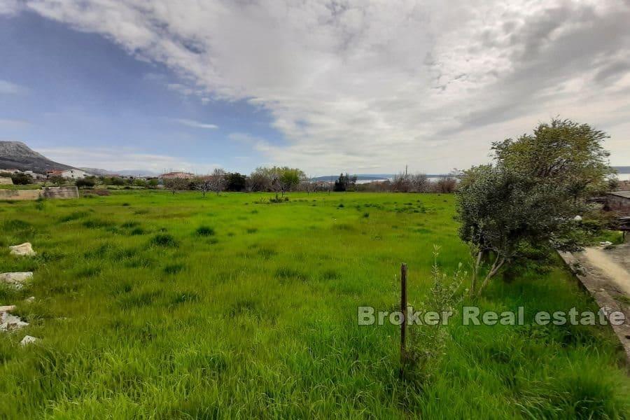 Romslig byggetomt med havutsikt