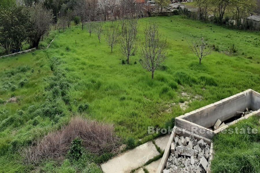 Romslig byggetomt med havutsikt