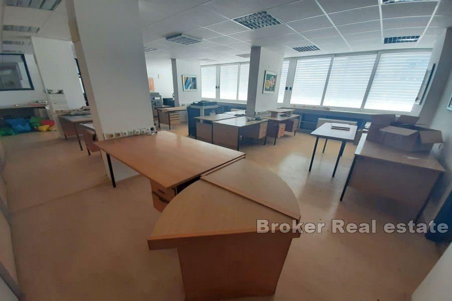 Manuš, prostrani poslovni prostor na odličnoj lokaciji