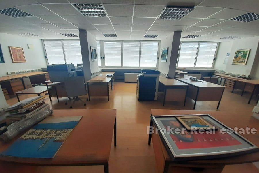 Manuš, prostrani poslovni prostor na odličnoj lokaciji