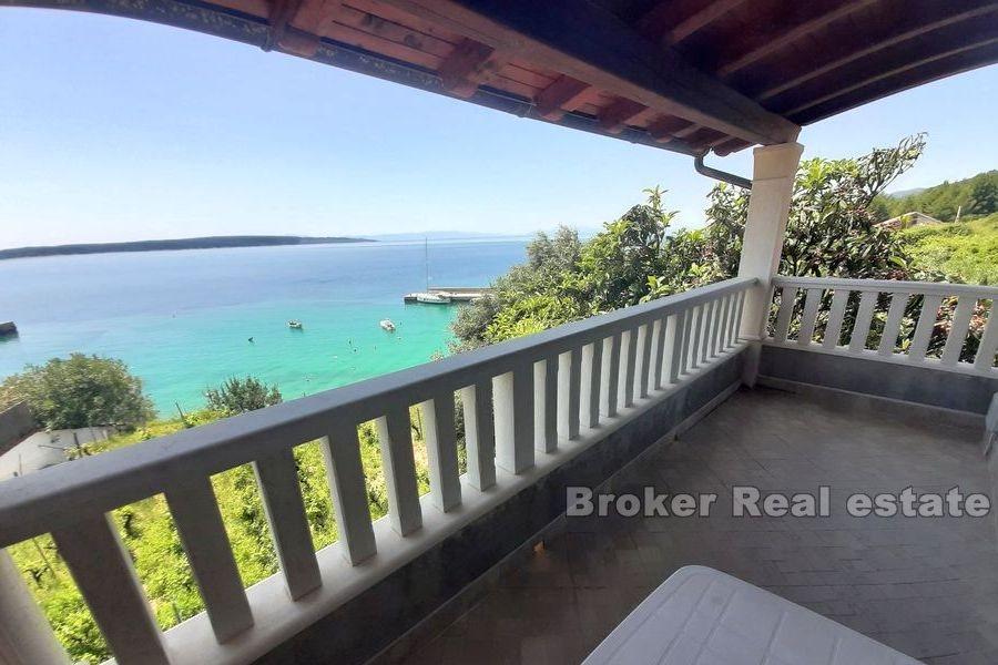 Просторный дом в уникальном месте у моря