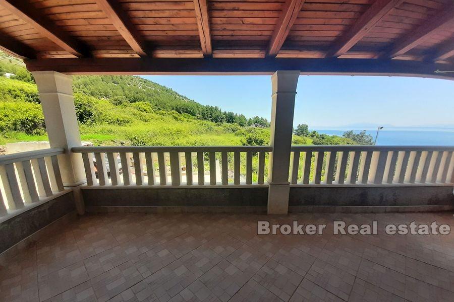 Prostrana kuća na jedinstvenom položaju uz more