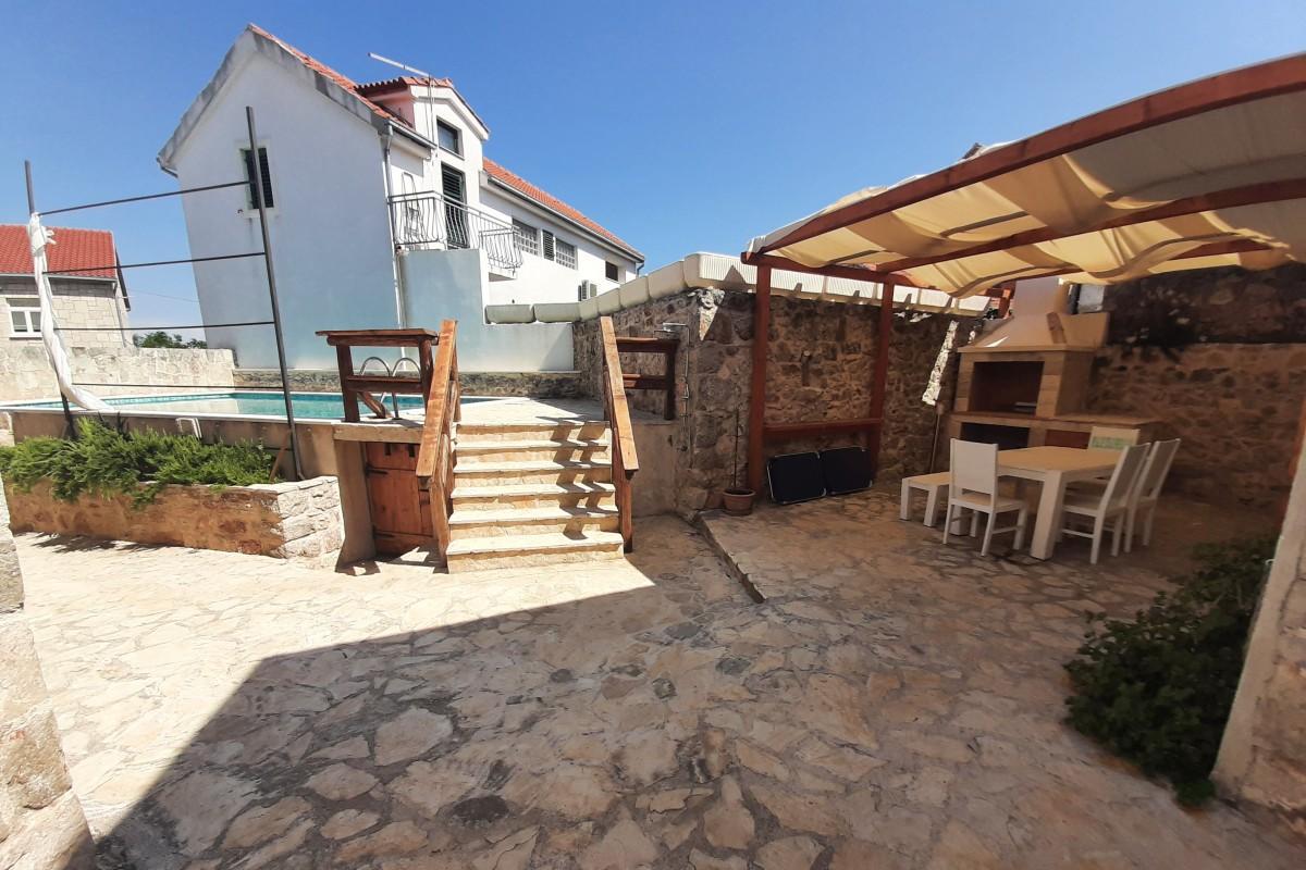 001-2016-552-island-hvar-renovated-stone-house-with-swimming-pool-for-sale