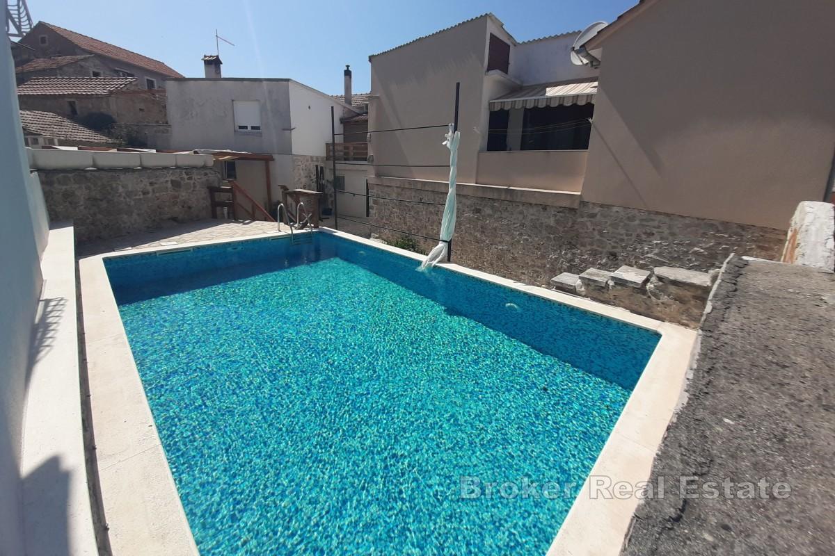 Renovirana kamena kuća s bazenom