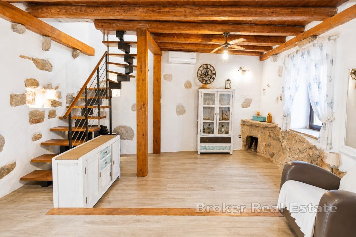 Renovirana kamena kuća s bazenom