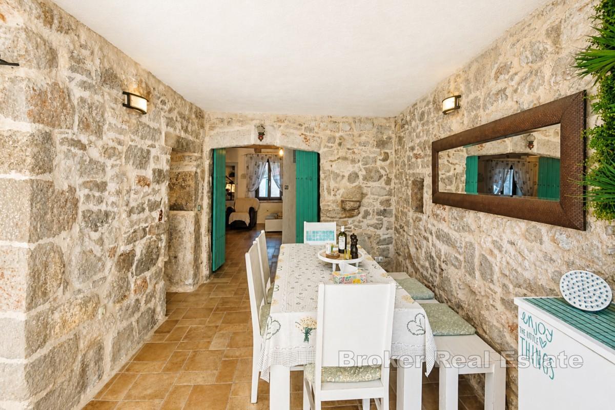 Renovirana kamena kuća s bazenom