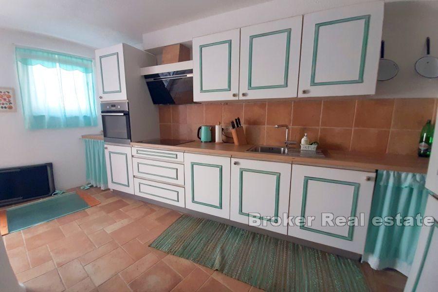 Renovirana kamena kuća s bazenom