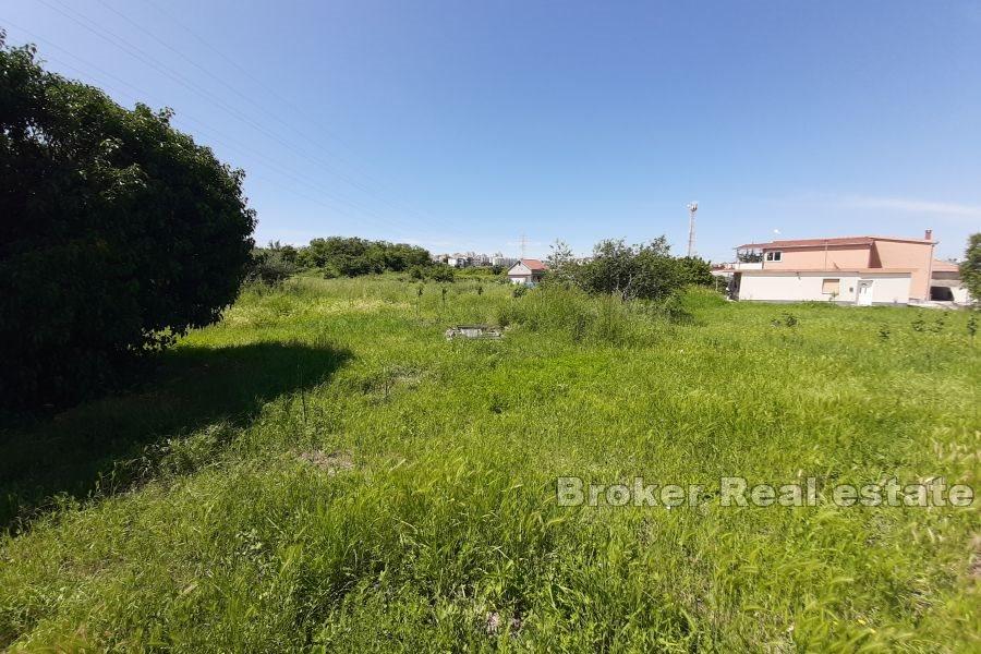 Prostorný stavební pozemek v průmyslové zóně