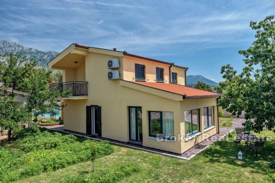 Elegant lantlig villa med pool