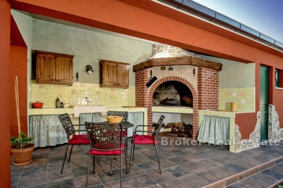 Elegant lantlig villa med pool