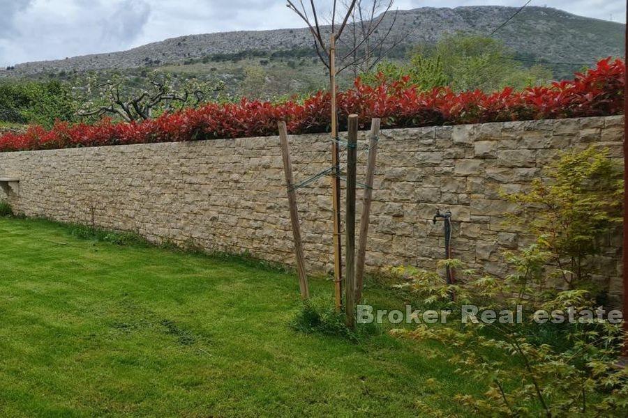 Elegant lantlig villa med pool