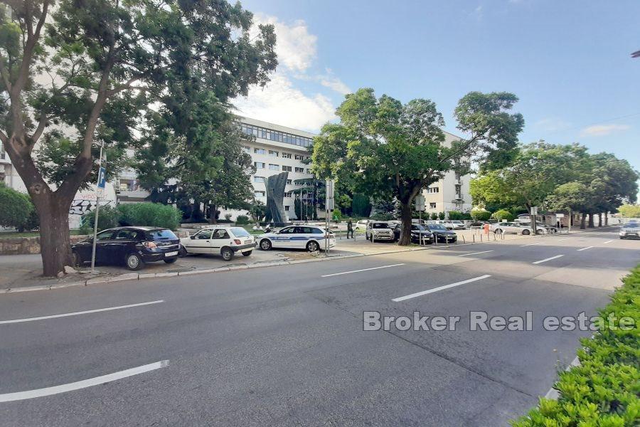 Добри - Бизнес помещение с гаражом