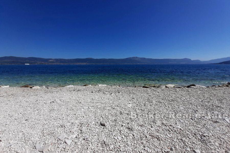 Rymlig byggtomt i andra raden vid havet