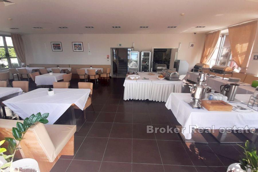 Hotel rodzinny w pierwszym rzędzie do morza